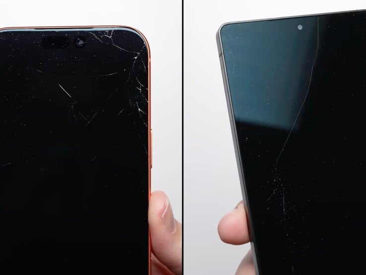 Frente do iPhone 17 Pro Max (esquerda) e do Galaxy S25 Ultra (direita) após um teste de queda de 1 metro. (Fonte da imagem: PhoneBuff no YouTube, captura de tela)