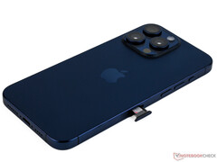 O iPhone 15 Pro Max consegue uma boa duração da bateria, mas não necessariamente em comparação com seu antecessor. (Fonte da imagem: Notebookcheck)