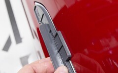 Um conjunto de maçaneta de porta da Tesla. (Fonte da imagem: Tesla)