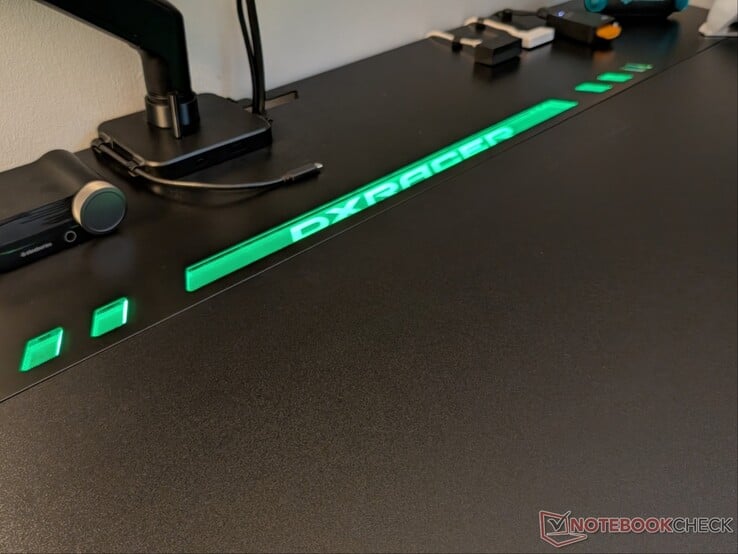 O logotipo da DXRACER se ilumina graças à faixa RGB localizada na parte inferior.