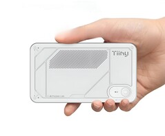 O mini PC Tiiny AI Pocket Lab tem 80 GB de memória LPDDR5X e uma CPU ARM de 12 núcleos. (Fonte da imagem: Tiiny AI, editado) 