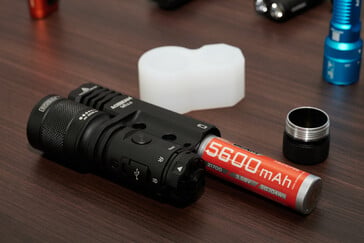 Está incluída a nova bateria de 5.600 mAh apresentada pela Acebeam há alguns meses.