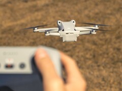 Mais uma vez, especificações importantes do mini drone DJI Mini 5 Pro com sensor de 1 polegada foram confirmadas por uma foto da embalagem. (Fonte da imagem: Bastian Riccardi, editado)