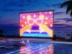 Govee Lightwall mostrado ao ar livre perto da piscina