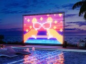 Govee Lightwall mostrado ao ar livre perto da piscina