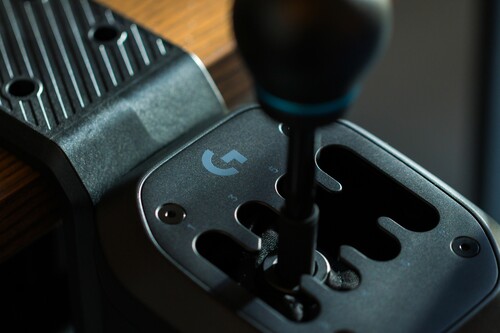 O Logitech G RS H-Shifter é mostrado com o grampo de mesa