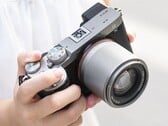 A acessível objetiva TTArtisan 50 mm f/1.8 Neo com foco automático está agora disponível em duas novas cores.