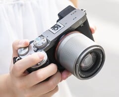 A acessível objetiva TTArtisan 50 mm f/1.8 Neo com foco automático está agora disponível em duas novas cores.