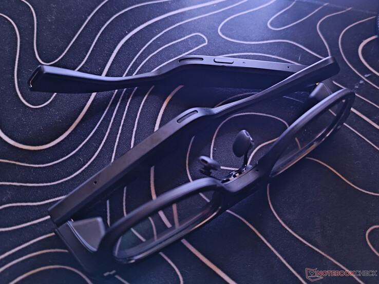 Alto-falantes e microfones na parte inferior de ambas as hastes