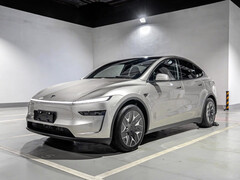 O Model Y L vem com uma nova palavra de alerta 'Hey, Tesla'. (Fonte da imagem: Tesla Lounge/Reddit)