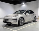 O Model Y L vem com uma nova palavra de alerta 'Hey, Tesla'. (Fonte da imagem: Tesla Lounge/Reddit)