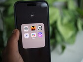 Smartphone mostrando uma pasta de aplicativos chamada IA com ChatGPT, Mistral AI, Claude, Gemini, Copilot e Poe