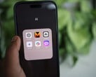 Smartphone mostrando uma pasta de aplicativos chamada IA com ChatGPT, Mistral AI, Claude, Gemini, Copilot e Poe