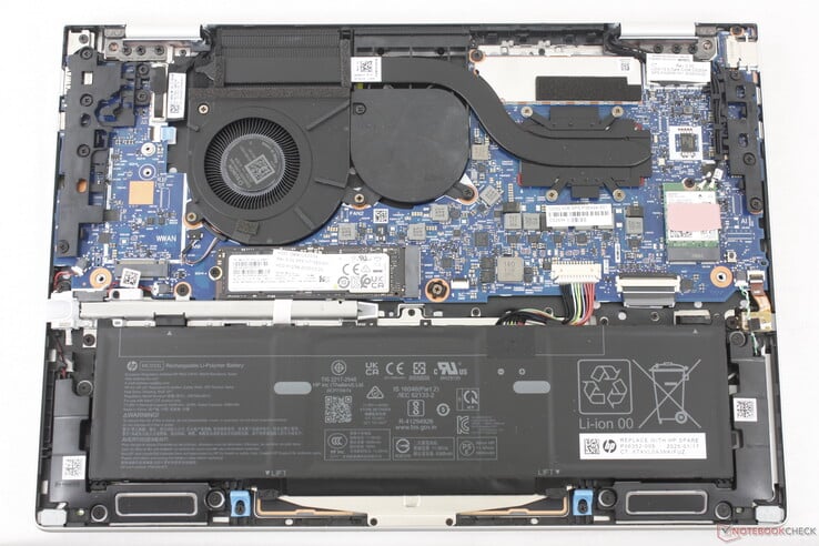 EliteBook 8 Flip G1i 13 mostrando um slot para SSD M.2 2280, módulo WLAN removível e slot WAN opcional. A RAM é soldada