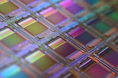 Foto macro de uma pastilha de silício - estruturas como essas sustentam os projetos de chips usados na computação neuromórfica e na memória (Fonte da imagem: Laura Ockel via Unsplash)