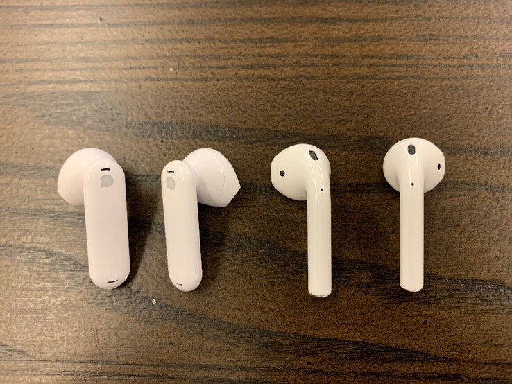 TimeKettle Earbuds (esquerda) vs. Apple Airpods (direita)