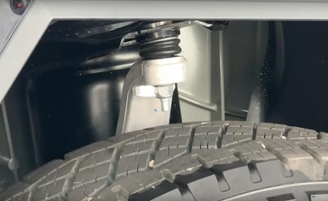 O braço de controle superior dianteiro desse Tesla Cybertruck de showroom ainda tem o mesmo design de aço prensado da versão que falhou durante um teste off-road recente. (Fonte da imagem: captura de tela, Tailosive EV no YouTube)