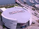 O outdoor do estádio do Miami Heat com a mensagem “Welcome to Vice City” do GTA VI, conforme ilustrado