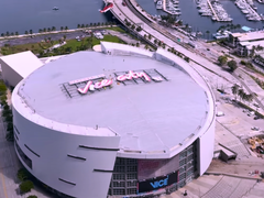 O outdoor do estádio do Miami Heat com a mensagem “Welcome to Vice City” do GTA VI, conforme ilustrado