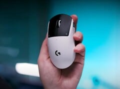 Mouse para jogos Logitech G Pro X2 Superstrike em uma mão sobre um fundo azul
