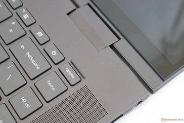 O botão de energia é apertado entre outras chaves, ao contrário da maioria dos outros laptops