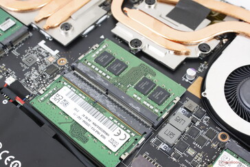 Slots 2x SODIMM acessíveis. Não podemos notar nenhum ruído eletrônico de nossa unidade de teste