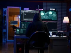 Figura encapuzada em uma configuração de várias telas executando um ataque cibernético.