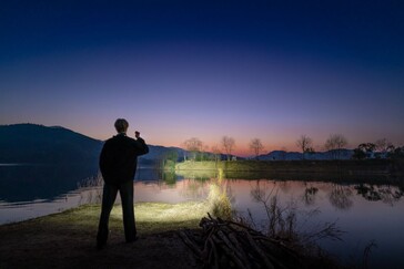 O Olight Baton 4 Pro tem um alcance de 200 m (656 pés) e o Baton Ultra tem um alcance de 300 m (984 pés).