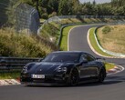 O protótipo do Porsche Taycan visto na pista de Nürburgring (Fonte da imagem: Porsche)