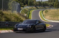 O protótipo do Porsche Taycan visto na pista de Nürburgring (Fonte da imagem: Porsche)