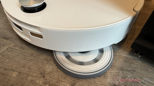 O padrão absoluto hoje em dia: O Qrevo Curv 2 Pro estende um de seus dois esfregões para esfregar sem bordas