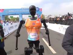 Em Pequim, robôs humanoides participaram pela primeira vez de uma meia maratona para fins de teste. (Fonte da imagem: YouTube / CGTN)