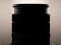 A Sony lançará em breve uma nova câmera compacta com lente superzoom.