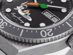 Detalhe do mostrador preto do Timex Looney Tunes x M79 Automatic, com Pernalonga reclinado ao longo da metade inferior e um ponteiro de segundos em forma de cenoura no centro.