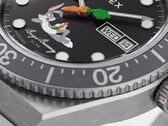 Detalhe do mostrador preto do Timex Looney Tunes x M79 Automatic, com Pernalonga reclinado ao longo da metade inferior e um ponteiro de segundos em forma de cenoura no centro.