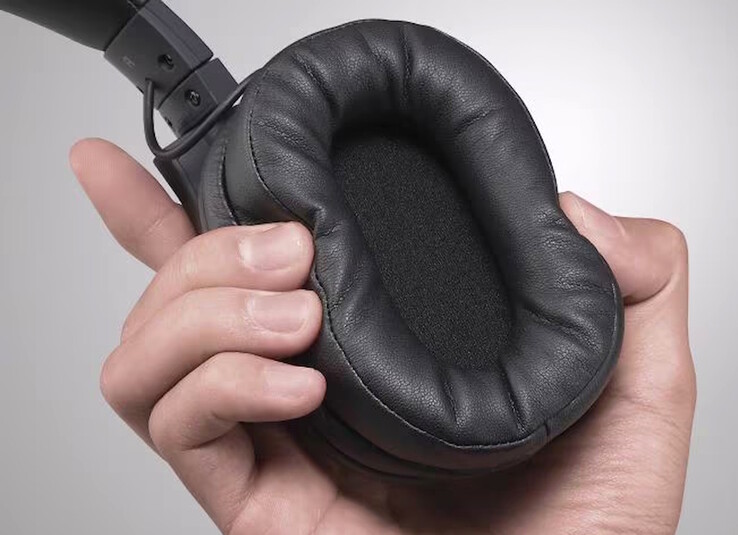 Os fones de ouvido Yamaha YH-L500A usam almofadas macias para um uso confortável. (Fonte da imagem: Yamaha)