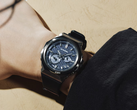 O Casio G-Steel GST-B1000D-2A com mostrador azul, retratado na foto, já está disponível nos EUA.