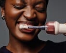 A primeira escova de dentes elétrica da Dyson limpa os espaços entre os dentes com enxaguante bucal.