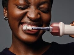 A primeira escova de dentes elétrica da Dyson limpa os espaços entre os dentes com enxaguante bucal.