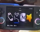 Parece que a Anbernic está planejando lançar outro dispositivo portátil para jogos de 4 polegadas em breve. (Fonte da imagem: BiliBili)