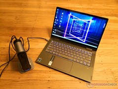 Doca Baseus conectada à Lenovo Yoga 7i com Thunderbolt 4