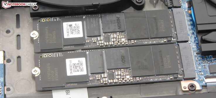 O laptop vem com dois SSDs.