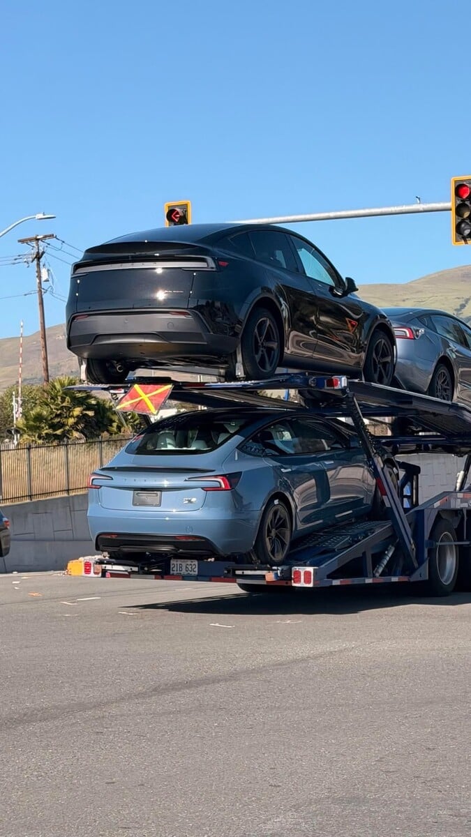 O Model 3 Performance na cor Frost Blue Metallic foi visto na natureza.