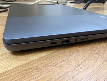 Esquerda: USB-C 3.2 Gen. 2 + DisplayPort + Alimentação, USB-C 3.2 Gen. 2, fone de ouvido de 3,5 mm, leitor MicroSD