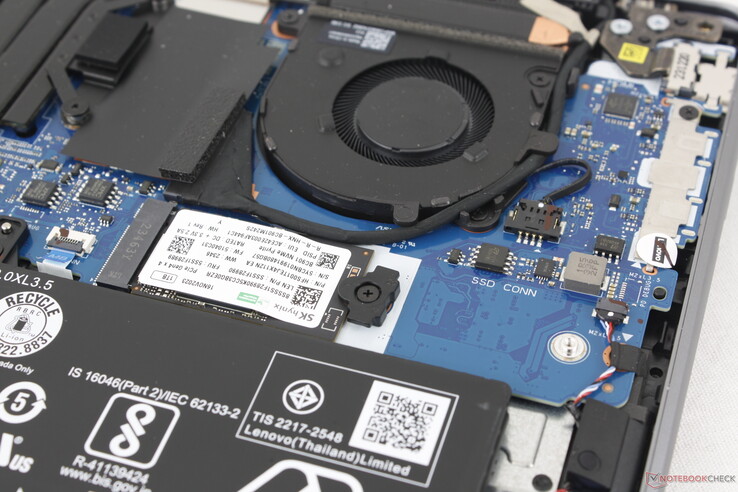 O modelo é compatível com SSDs NVMe PCIe4 x4 de 80 mm. No entanto, as SKUs podem ser fornecidas com uma unidade menor de 42 mm