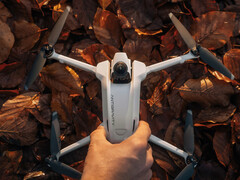 O Antigravity A1 também possui trem de pouso retrátil para evitar que a lente inferior da câmera seja arranhada. (Fonte da imagem: Antigravity)