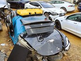 Tesla danificado em um ferro-velho (Fonte da imagem: Notebookcheck)