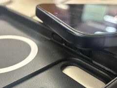 cantos do iPhone 17 Pro danificados dentro de um case pelicano. (Fonte da imagem: u/holden_downunder98 no Reddit)