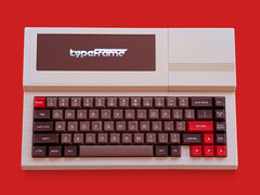 O Typeframe PX-88 com a tela em seu estado fechado. (Fonte da imagem: Typeframe)