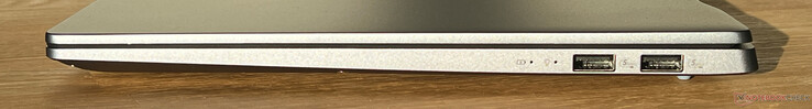 Direita: 2x USB-A 3.2 Gen.1 (5 Gbit/s)